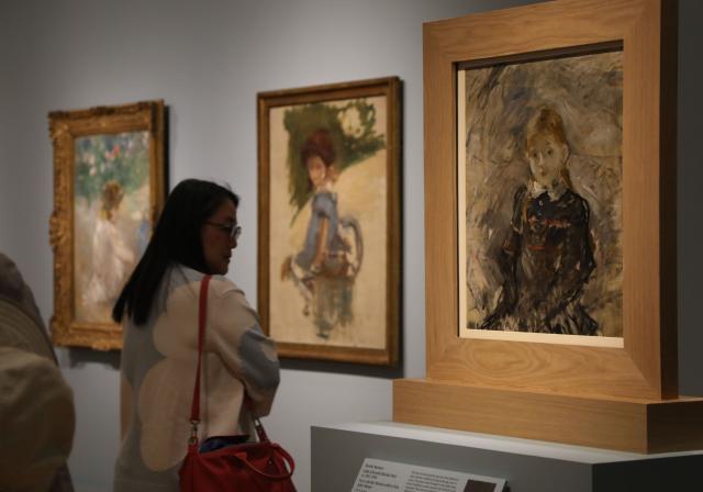 (251016) -- SAN FRANCISCO, Oct. 16, 2025 (Xinhua) -- People visit an exhibition on Manet & Morisot at the Legion of Honor Fine Arts Museums of San Francisco in San Francisco, California, the United States, Oct. 15, 2025. Opening at the Legion of Honor on Oct. 11, 2025, the exhibition will run through to March 1, 2026. (Photo by Liu Yilin/Xinhua)