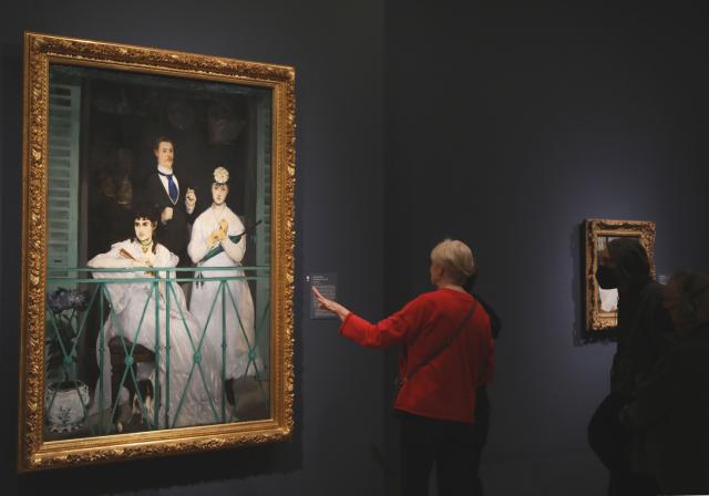 (251016) -- SAN FRANCISCO, Oct. 16, 2025 (Xinhua) -- People visit an exhibition on Manet & Morisot at the Legion of Honor Fine Arts Museums of San Francisco in San Francisco, California, the United States, Oct. 15, 2025. Opening at the Legion of Honor on Oct. 11, 2025, the exhibition will run through to March 1, 2026. (Photo by Liu Yilin/Xinhua)