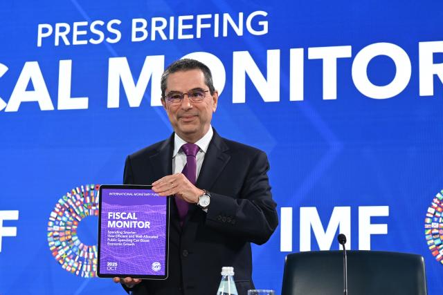 (251016) -- WASHINGTON, Oct. 16, 2025 (Xinhua) -- Vitor Gaspar, outgoing director of the IMF's fiscal affairs department, presents the latest Fiscal Monitor at a press briefing in Washington, D.C., the United States, Oct. 15, 2025. In the latest Fiscal Monitor released Wednesday, the IMF argued that enhancing spending efficiency can magnify gains "substantially," and alleviate the fiscal policy trilemma. (Xinhua/Li Rui)