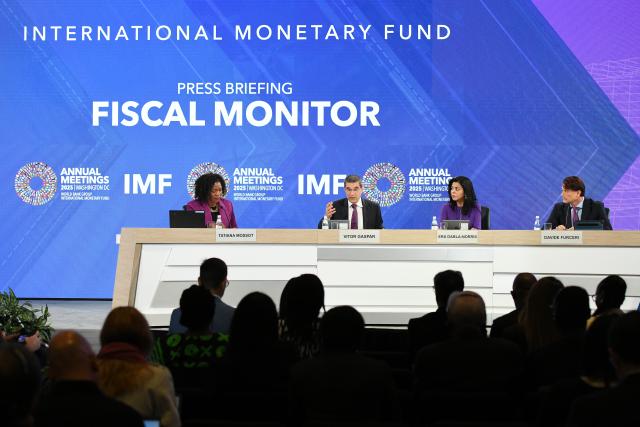 (251016) -- WASHINGTON, Oct. 16, 2025 (Xinhua) -- Vitor Gaspar (2nd L), outgoing director of the IMF's fiscal affairs department, speaks at a press briefing on Fiscal Monitor in Washington, D.C., the United States. In the latest Fiscal Monitor released Wednesday, the IMF argued that enhancing spending efficiency can magnify gains "substantially," and alleviate the fiscal policy trilemma. (Xinhua/Li Rui)