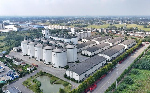 (251016) -- CHENGDU, Oct. 16, 2025 (Xinhua) -- This aerial drone photo taken on Oct. 15, 2025 shows the grain storage facilities at a branch company of China Grain Reserves Group (Sinograin) in Chengdu, southwest China's Sichuan Province.
  In recent years, advanced technologies have been applied in grain storage to significantly improve operational efficiency and quality of grain during storage. (Xinhua/Liu Kun)