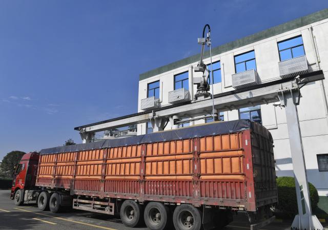 (251016) -- CHENGDU, Oct. 16, 2025 (Xinhua) -- A smart sampling platform collects random samples from inbound grain at a branch company of China Grain Reserves Group (Sinograin) in Chengdu, southwest China's Sichuan Province, Oct. 15, 2025.
  In recent years, advanced technologies have been applied in grain storage to significantly improve operational efficiency and quality of grain during storage. (Xinhua/Liu Kun)