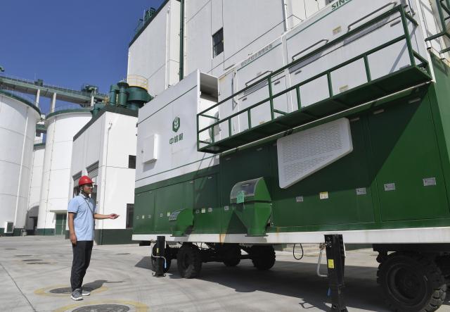 (251016) -- CHENGDU, Oct. 16, 2025 (Xinhua) -- A technician introduces a mobile grain cleansing complex at a branch company of China Grain Reserves Group (Sinograin) in Chengdu, southwest China's Sichuan Province, Oct. 15, 2025.
  In recent years, advanced technologies have been applied in grain storage to significantly improve operational efficiency and quality of grain during storage. (Xinhua/Liu Kun)