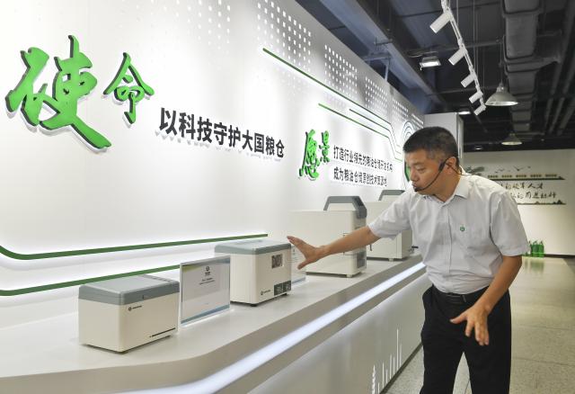 (251016) -- CHENGDU, Oct. 16, 2025 (Xinhua) -- A researcher introduces newly developed devices for grain examination at a branch company of China Grain Reserves Group (Sinograin) in Chengdu, southwest China's Sichuan Province, Oct. 15, 2025.
  In recent years, advanced technologies have been applied in grain storage to significantly improve operational efficiency and quality of grain during storage. (Xinhua/Liu Kun)