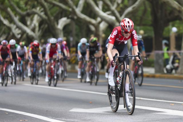 (251016) -- SHANGHAI, Oct. 16, 2025 (Xinhua) -- Cyclists compete during the Stage 3 of the UCI Women's WorldTour Tour of Chongming Island road cycling race in Shanghai, east China, Oct. 16, 2025. (Xinhua/Wang Xiang)