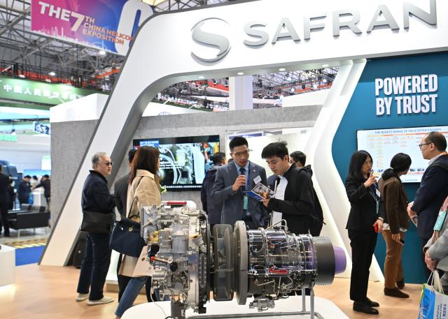 (251016) -- TIANJIN, Oct. 16, 2025 (Xinhua) -- People visit the 7th China Helicopter Exposition in Tianjin, north China, Oct. 16, 2025. Spanning an exhibition area of approximately 160,000 square meters, the exposition kicked off here on Thursday and will last until Oct. 19. (Xinhua/Sun Fanyue)