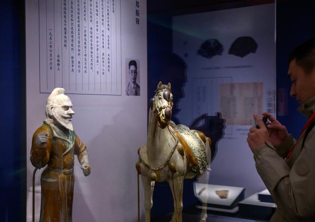 (251016) -- BEIJING, Oct. 16, 2025 (Xinhua) -- A man visits the "Benevolence in Motion: Donated Artifacts in the Palace Museum" exhibition in Beijing, capital of China, Oct. 16, 2025. The expo kicked off here on Thursday. (Xinhua/Jin Liangkuai)
