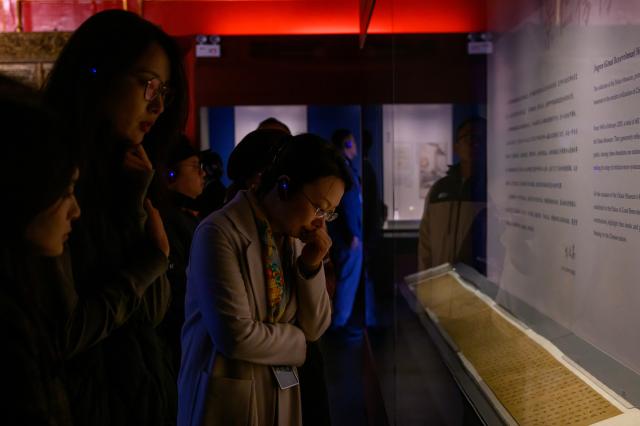 (251016) -- BEIJING, Oct. 16, 2025 (Xinhua) -- People visit the "Benevolence in Motion: Donated Artifacts in the Palace Museum" exhibition in Beijing, capital of China, Oct. 16, 2025. The expo kicked off here on Thursday. (Xinhua/Jin Liangkuai)