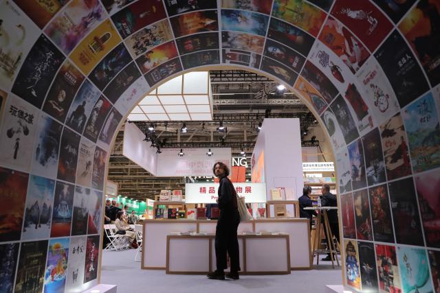 (251016) -- FRANKFURT, Oct. 16, 2025 (Xinhua) -- A man visits the Reading China booth at the Frankfurt Book Fair in Frankfurt, Germany, Oct. 15, 2025. The world's largest book fair, the Frankfurt Book Fair, opened here on Tuesday with a focus on licensing and rights exchange.
   More than 4,000 publishers from over 90 countries and regions are present at the 77th book fair and more than 200,000 visitors are expected, said Juergen Boos, director of the Fair, at the opening ceremony.
   Chinese publishers are making a strong presence at the book fair, showcasing more than 5,000 titles and 6,500 copies, with foreign-language editions accounting for over one-third of the total. (Xinhua/Du Zheyu)
