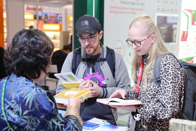 (251016) -- FRANKFURT, Oct. 16, 2025 (Xinhua) -- People visit the Frankfurt Book Fair in Frankfurt, Germany, Oct. 15, 2025. The world's largest book fair, the Frankfurt Book Fair, opened here on Tuesday with a focus on licensing and rights exchange.
   More than 4,000 publishers from over 90 countries and regions are present at the 77th book fair and more than 200,000 visitors are expected, said Juergen Boos, director of the Fair, at the opening ceremony.
   Chinese publishers are making a strong presence at the book fair, showcasing more than 5,000 titles and 6,500 copies, with foreign-language editions accounting for over one-third of the total. (Xinhua/Du Zheyu)