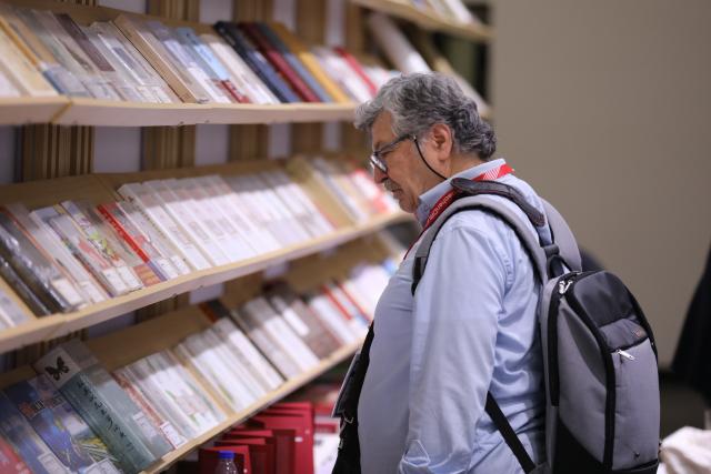 (251016) -- FRANKFURT, Oct. 16, 2025 (Xinhua) -- A man visits the Reading China booth at the Frankfurt Book Fair in Frankfurt, Germany, Oct. 16, 2025. The world's largest book fair, the Frankfurt Book Fair, opened here on Tuesday with a focus on licensing and rights exchange.
   More than 4,000 publishers from over 90 countries and regions are present at the 77th book fair and more than 200,000 visitors are expected, said Juergen Boos, director of the Fair, at the opening ceremony.
   Chinese publishers are making a strong presence at the book fair, showcasing more than 5,000 titles and 6,500 copies, with foreign-language editions accounting for over one-third of the total. (Xinhua/Du Zheyu)