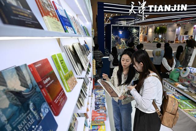 (251016) -- QINGDAO, Oct. 16, 2025 (Xinhua) -- People communicate at the tenth China International Copyright Expo in Qingdao, east China's Shandong Province, Oct. 16, 2025. Themed "Digital Intelligence Leads the Future, Copyright Promotes Innovative Development," the tenth China International Copyright Expo and 2025 International Copyright Forum opened Thursday in Qingdao. (Xinhua/Li Ziheng)