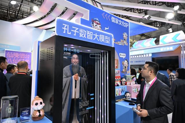(251016) -- QINGDAO, Oct. 16, 2025 (Xinhua) -- An attendee looks at a digital intelligence image of Confucius at the tenth China International Copyright Expo in Qingdao, east China's Shandong Province, Oct. 16, 2025. Themed "Digital Intelligence Leads the Future, Copyright Promotes Innovative Development," the tenth China International Copyright Expo and 2025 International Copyright Forum opened Thursday in Qingdao. (Xinhua/Li Ziheng)