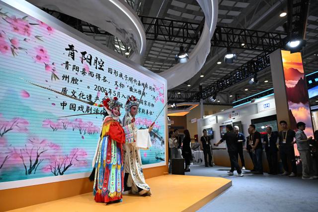 (251016) -- QINGDAO, Oct. 16, 2025 (Xinhua) -- Actors perform at the tenth China International Copyright Expo in Qingdao, east China's Shandong Province, Oct. 16, 2025. Themed "Digital Intelligence Leads the Future, Copyright Promotes Innovative Development," the tenth China International Copyright Expo and 2025 International Copyright Forum opened Thursday in Qingdao. (Xinhua/Li Ziheng)
