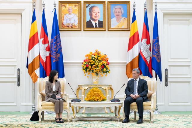 (251016) -- PHNOM PENH, Oct. 16, 2025 (Xinhua) -- Cambodian Prime Minister Hun Manet (R) meets with South Korea's second vice minister of foreign affairs Kim Jina in Phnom Penh, Cambodia, on Oct. 16, 2025. Hun Manet said on Thursday that he met here with Kim Jina, discussing joint efforts to combat online scams. (Agence Kampuchea Presse/Handout via Xinhua)