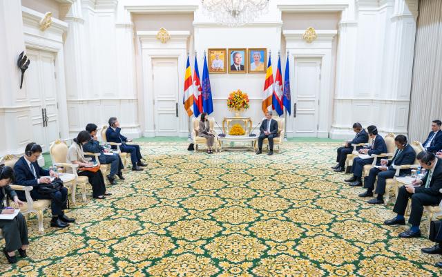(251016) -- PHNOM PENH, Oct. 16, 2025 (Xinhua) -- Cambodian Prime Minister Hun Manet (R, back) meets with South Korea's second vice minister of foreign affairs Kim Jina (L, back) in Phnom Penh, Cambodia, on Oct. 16, 2025. Hun Manet said on Thursday that he met here with Kim Jina, discussing joint efforts to combat online scams. (Agence Kampuchea Presse/Handout via Xinhua)