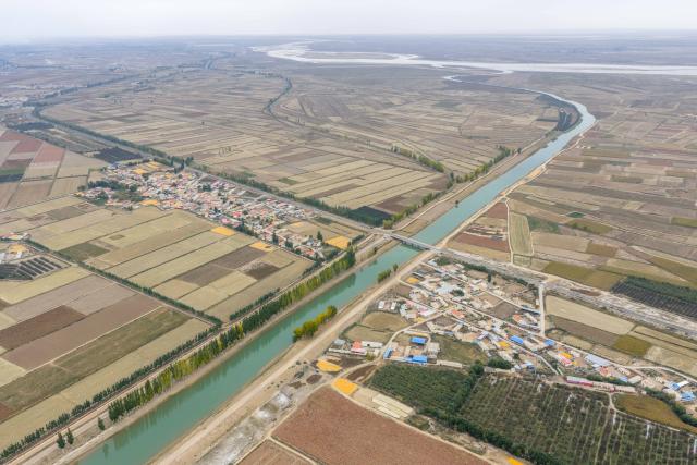 (251016) -- BAYANNUR, Oct. 16, 2025 (Xinhua) -- An aerial drone photo taken on Oct. 16, 2025 shows an irrigation channel in Linhe District of Bayannur, north China's Inner Mongolia Autonomous Region. The Hetao Irrigation Area, located in Bayannur, has been diverting water from the Yellow River for irrigate since the Qin Dynasty (221 B.C.-207 B.C.). A seasonal irrigation is underway in the area to preserve soil moisture for spring farming in the next year. (Xinhua/Ma Jinrui)