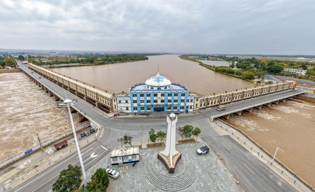 (251016) -- BAYANNUR, Oct. 16, 2025 (Xinhua) -- An aerial drone photo taken on Oct. 16, 2025 shows a water conservancy project in Dengkou County of Bayannur, north China's Inner Mongolia Autonomous Region. The Hetao Irrigation Area, located in Bayannur, has been diverting water from the Yellow River for irrigate since the Qin Dynasty (221 B.C.-207 B.C.). A seasonal irrigation is underway in the area to preserve soil moisture for spring farming in the next year. (Xinhua/Ma Jinrui)