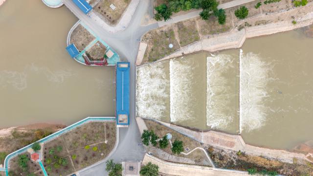 (251016) -- BAYANNUR, Oct. 16, 2025 (Xinhua) -- An aerial drone photo taken on Oct. 16, 2025 shows a water diversion hub in Linhe District of Bayannur, north China's Inner Mongolia Autonomous Region. The Hetao Irrigation Area, located in Bayannur, has been diverting water from the Yellow River for irrigate since the Qin Dynasty (221 B.C.-207 B.C.). A seasonal irrigation is underway in the area to preserve soil moisture for spring farming in the next year. (Xinhua/Ma Jinrui)