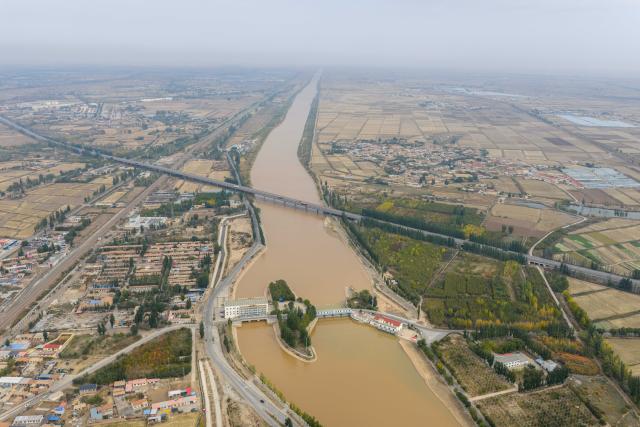 (251016) -- BAYANNUR, Oct. 16, 2025 (Xinhua) -- An aerial drone photo taken on Oct. 16, 2025 shows the main canal of the Yellow River in Dengkou County of Bayannur, north China's Inner Mongolia Autonomous Region. The Hetao Irrigation Area, located in Bayannur, has been diverting water from the Yellow River for irrigate since the Qin Dynasty (221 B.C.-207 B.C.). A seasonal irrigation is underway in the area to preserve soil moisture for spring farming in the next year. (Xinhua/Ma Jinrui)