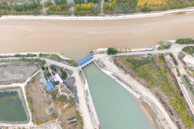 (251016) -- BAYANNUR, Oct. 16, 2025 (Xinhua) -- An aerial drone photo taken on Oct. 16, 2025 shows a water diversion hub in Linhe District of Bayannur, north China's Inner Mongolia Autonomous Region. The Hetao Irrigation Area, located in Bayannur, has been diverting water from the Yellow River for irrigate since the Qin Dynasty (221 B.C.-207 B.C.). A seasonal irrigation is underway in the area to preserve soil moisture for spring farming in the next year. (Xinhua/Ma Jinrui)