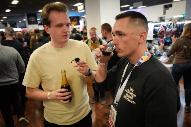 (251016) -- WARSAW, Oct. 16, 2025 (Xinhua) -- People enjoy beer at the 20th Warsaw Beer Festival in Warsaw, Poland, on Oct. 16, 2025. (Photo by Jaap Arriens/Xinhua)