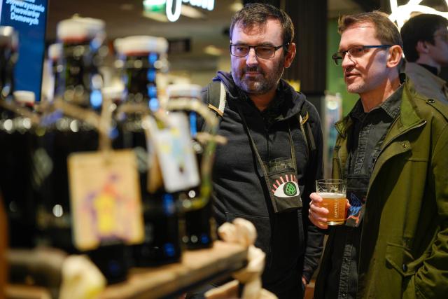 (251016) -- WARSAW, Oct. 16, 2025 (Xinhua) -- People enjoy beer at the 20th Warsaw Beer Festival in Warsaw, Poland, on Oct. 16, 2025. (Photo by Jaap Arriens/Xinhua)