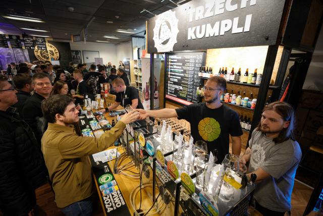 (251016) -- WARSAW, Oct. 16, 2025 (Xinhua) -- People purchase beer at the 20th Warsaw Beer Festival in Warsaw, Poland, on Oct. 16, 2025. (Photo by Jaap Arriens/Xinhua)