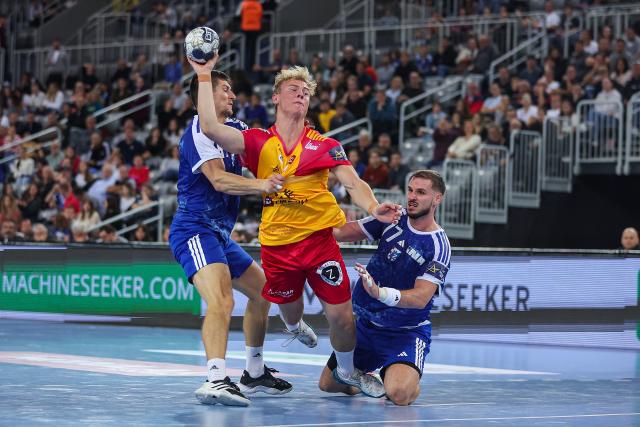 (251017) -- ZAGREB, Oct. 17, 2025 (Xinhua) -- Hjalte Langmack (C) of GOG shoots the ball during the EHF Champions League group B Round 5 match between HC Zagreb and GOG in Zagreb, Croatia, Oct. 16, 2025. (Photo by Goran Stanzl/PIXSELL via Xinhua)