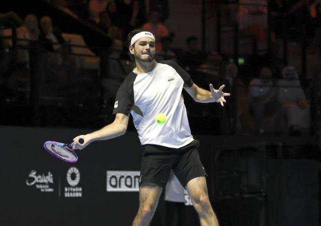 (251017) -- RIYADH, Oct. 17, 2025 (Xinhua) -- Taylor Fritz of the United States hits a return during the semifinal match against Carlos Alcaraz of Spain at the Six Kings Slam tennis tournament in Riyadh, Saudi Arabia, Oct. 16, 2025. (Xinhua/Luo Chen)