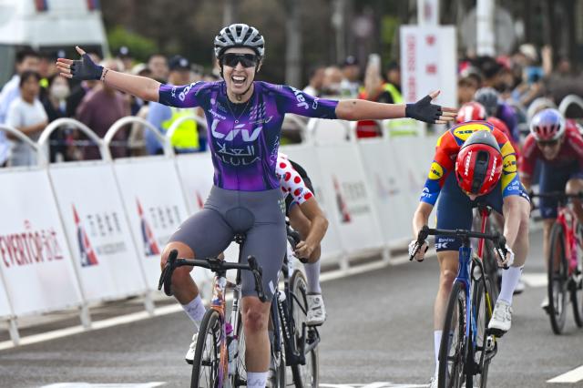 (251017) -- BEIJING, Oct. 17, 2025 (Xinhua) -- Liv-Alula-Jayco's Josie Talbot is seen during the Stage 3 of the UCI Women's WorldTour Tour of Chongming Island road cycling race in Shanghai, east China, Oct. 16, 2025. (Xinhua/Chen Haoming)