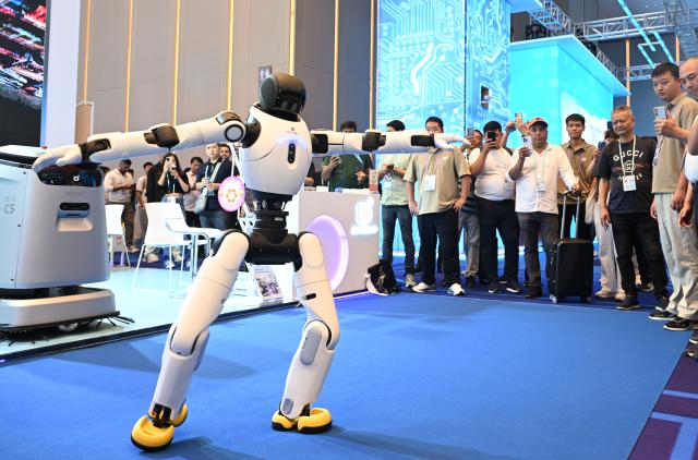 (251017) -- BEIJING, Oct. 17, 2025 (Xinhua) -- This photo taken on Oct. 15, 2025 shows a humanoid robot performing at the Service Robots Zone during the 138th edition of the China Import and Export Fair (Canton Fair) in Guangzhou, south China's Guangdong Province. The 138th edition of Canton Fair kicked off here on Wednesday. It spotlights a Service Robots Zone to display cutting-edge innovations including humanoid robots, exoskeleton robots, spherical patrol robots, photovoltaic cleaning robots, educational robots, etc. (Xinhua/Deng Hua)