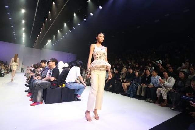 (251017) -- THAILAND, Oct. 17, 2025 (Xinhua) -- A model presents creations during the Bangkok International Fashion Week in Bangkok, Thailand, on Oct. 16, 2025. Running from Oct. 16 to 19, the Bangkok International Fashion Week is an important platform for Thai designers to showcase their designs and creativity. (Xinhua/Rachen Sageamsak)