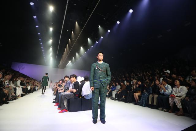 (251017) -- THAILAND, Oct. 17, 2025 (Xinhua) -- A model presents creations during the Bangkok International Fashion Week in Bangkok, Thailand, on Oct. 16, 2025. Running from Oct. 16 to 19, the Bangkok International Fashion Week is an important platform for Thai designers to showcase their designs and creativity. (Xinhua/Rachen Sageamsak)