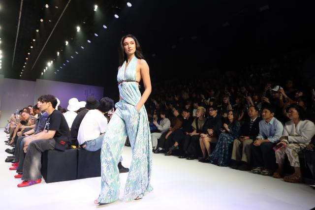 (251017) -- THAILAND, Oct. 17, 2025 (Xinhua) -- A model presents creations during the Bangkok International Fashion Week in Bangkok, Thailand, on Oct. 16, 2025. Running from Oct. 16 to 19, the Bangkok International Fashion Week is an important platform for Thai designers to showcase their designs and creativity. (Xinhua/Rachen Sageamsak)