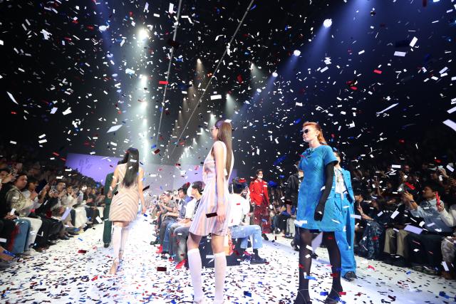 (251017) -- THAILAND, Oct. 17, 2025 (Xinhua) -- Models present creations during the Bangkok International Fashion Week in Bangkok, Thailand, on Oct. 16, 2025. Running from Oct. 16 to 19, the Bangkok International Fashion Week is an important platform for Thai designers to showcase their designs and creativity. (Xinhua/Rachen Sageamsak)