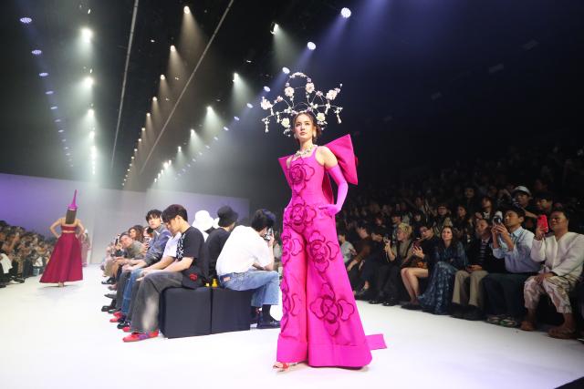 (251017) -- THAILAND, Oct. 17, 2025 (Xinhua) -- A model presents creations during the Bangkok International Fashion Week in Bangkok, Thailand, on Oct. 16, 2025. Running from Oct. 16 to 19, the Bangkok International Fashion Week is an important platform for Thai designers to showcase their designs and creativity. (Xinhua/Rachen Sageamsak)