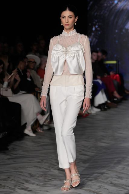 (251017) -- VANCOUVER, Oct. 17, 2025 (Xinhua) -- A model walks the runway in JUMPER ZHANG's Spring/Summer 2026 collection during Vancouver Fashion Week in Vancouver, British Columbia, Canada, Oct. 16, 2025. (Photo by Liang Sen/Xinhua)