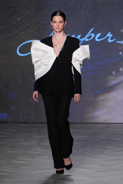 (251017) -- VANCOUVER, Oct. 17, 2025 (Xinhua) -- A model walks the runway in JUMPER ZHANG's Spring/Summer 2026 collection during Vancouver Fashion Week in Vancouver, British Columbia, Canada, Oct. 16, 2025. (Photo by Liang Sen/Xinhua)