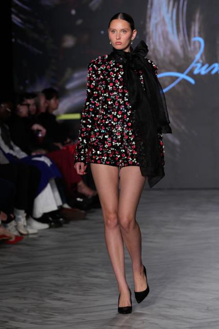 (251017) -- VANCOUVER, Oct. 17, 2025 (Xinhua) -- A model walks the runway in JUMPER ZHANG's Spring/Summer 2026 collection during Vancouver Fashion Week in Vancouver, British Columbia, Canada, Oct. 16, 2025. (Photo by Liang Sen/Xinhua)