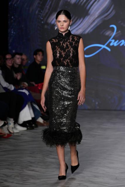 (251017) -- VANCOUVER, Oct. 17, 2025 (Xinhua) -- A model walks the runway in JUMPER ZHANG's Spring/Summer 2026 collection during Vancouver Fashion Week in Vancouver, British Columbia, Canada, Oct. 16, 2025. (Photo by Liang Sen/Xinhua)