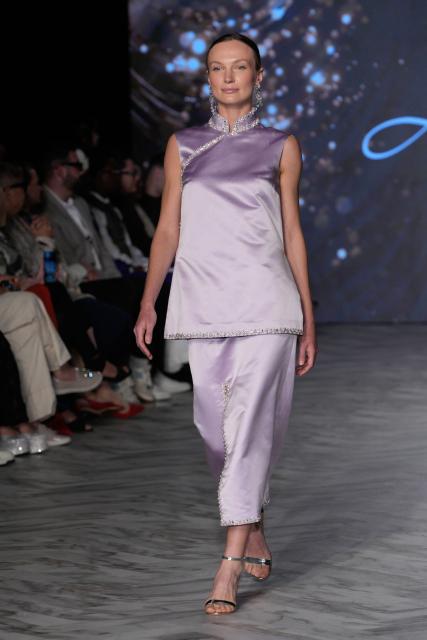 (251017) -- VANCOUVER, Oct. 17, 2025 (Xinhua) -- A model walks the runway in JUMPER ZHANG's Spring/Summer 2026 collection during Vancouver Fashion Week in Vancouver, British Columbia, Canada, Oct. 16, 2025. (Photo by Liang Sen/Xinhua)