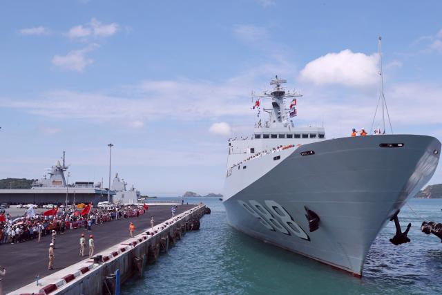 (251017) -- SATTAHIP, Oct. 17, 2025 (Xinhua) -- Chinese People's Liberation Army (PLA) Navy ship Yimengshan arrives in Sattahip naval base in eastern Thailand's Chonburi province, Oct. 16, 2025. The Chinese PLA Navy's 83rd taskforce arrived in Sattahip naval base in eastern Thailand's Chonburi province on Thursday, starting a four-day goodwill visit to the country. (Xinhua/Sun Weitong)