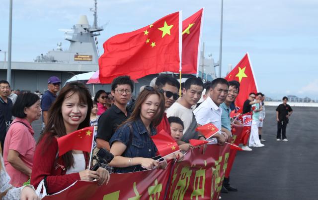 (251017) -- SATTAHIP, Oct. 17, 2025 (Xinhua) -- People welcome the Chinese People's Liberation Army (PLA) Navy's 83rd taskforce in Sattahip naval base in eastern Thailand's Chonburi province, Oct. 16, 2025. The Chinese PLA Navy's 83rd taskforce arrived in Sattahip naval base in eastern Thailand's Chonburi province on Thursday, starting a four-day goodwill visit to the country. (Xinhua/Sun Weitong)
