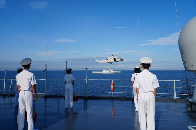 (251017) -- SATTAHIP, Oct. 17, 2025 (Xinhua) -- Chinese People's Liberation Army (PLA) Navy ship Qi Jiguang rendezvouses with a Thailand's landing ship in a designated sea area, Oct. 16, 2025. The Chinese PLA Navy's 83rd taskforce arrived in Sattahip naval base in eastern Thailand's Chonburi province on Thursday, starting a four-day goodwill visit to the country. (Xinhua)