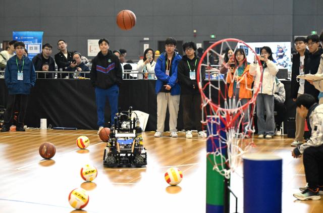 (251017) -- SHIJIAZHUANG, Oct. 17, 2025 (Xinhua) -- A robot competes during a basketball game at the International Convention and Exhibition Center in Shijiazhuang, north China's Hebei Province, Oct. 17, 2025. The 2025 China Robot Competition and RoboCup China Open are held here from Friday to Sunday. (Photo by Chen Qibao/Xinhua)
