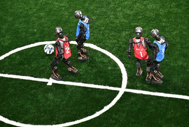 (251017) -- SHIJIAZHUANG, Oct. 17, 2025 (Xinhua) -- Robots are pictured during a football game at the International Convention and Exhibition Center in Shijiazhuang, north China's Hebei Province, Oct. 17, 2025. The 2025 China Robot Competition and RoboCup China Open are held here from Friday to Sunday. (Photo by Chen Qibao/Xinhua)