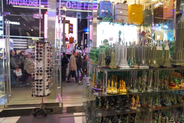 (251017) -- NEW YORK, Oct. 17, 2025 (Xinhua) -- People walk past a souvenir shop in New York, the United States, on Oct. 16, 2025. Due to federal government shutdown, the scheduled Thursday release of U.S. retail sales and PPI data has been delayed. (Xinhua/Zhang Fengguo)