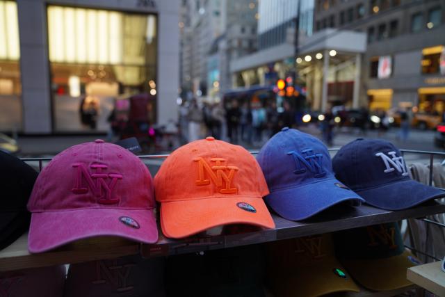 (251017) -- NEW YORK, Oct. 17, 2025 (Xinhua) -- Baseball caps are sold on a street in New York, the United States, on Oct. 16, 2025. Due to federal government shutdown, the scheduled Thursday release of U.S. retail sales and PPI data has been delayed. (Xinhua/Zhang Fengguo)