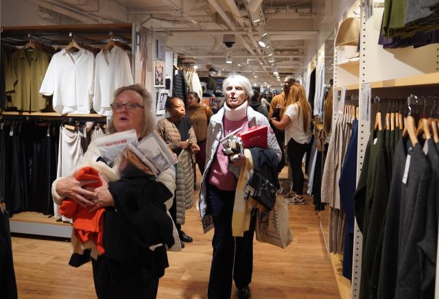 (251017) -- NEW YORK, Oct. 17, 2025 (Xinhua) -- People shop at a store in New York, the United States, on Oct. 16, 2025. Due to federal government shutdown, the scheduled Thursday release of U.S. retail sales and PPI data has been delayed. (Xinhua/Zhang Fengguo)